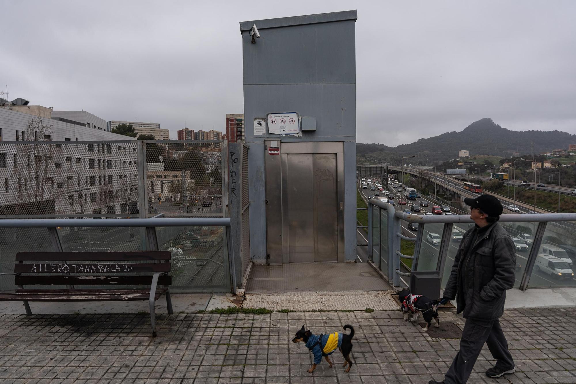 Uno de los ascensores fuera de servicio en la pasarela que une Torre Baró, Ciutat Meridiana y Vallbona, en Barcelona.