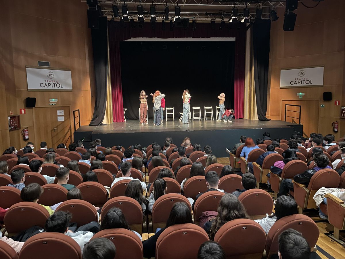 Imagen de un espectáculo contra la violencia machista, este lunes, en la sala Capitol con alumnos de El Brocense en la sala.