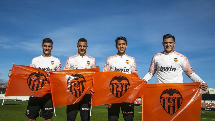 Ferran Torres, Rodrigo Moreno,Dani Parejo y Maxi Gómez posan con las banderas naranjas que se entregarán en Mestalla.