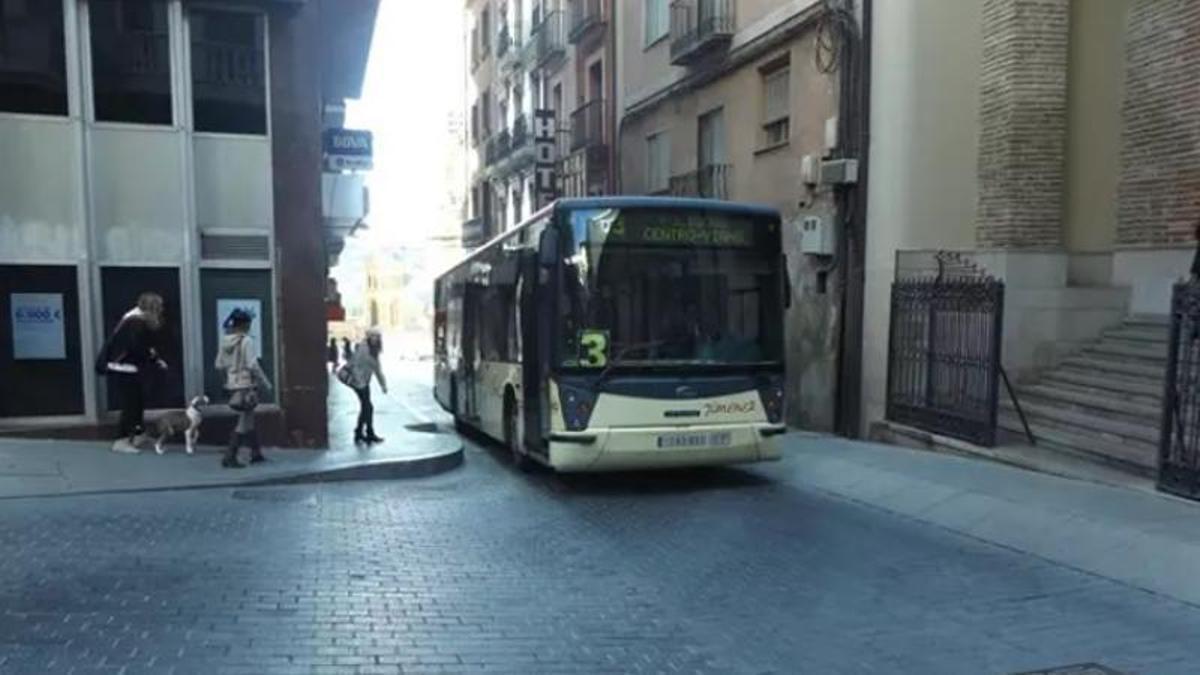 Aun autobús circulando por las calles de Teruel.