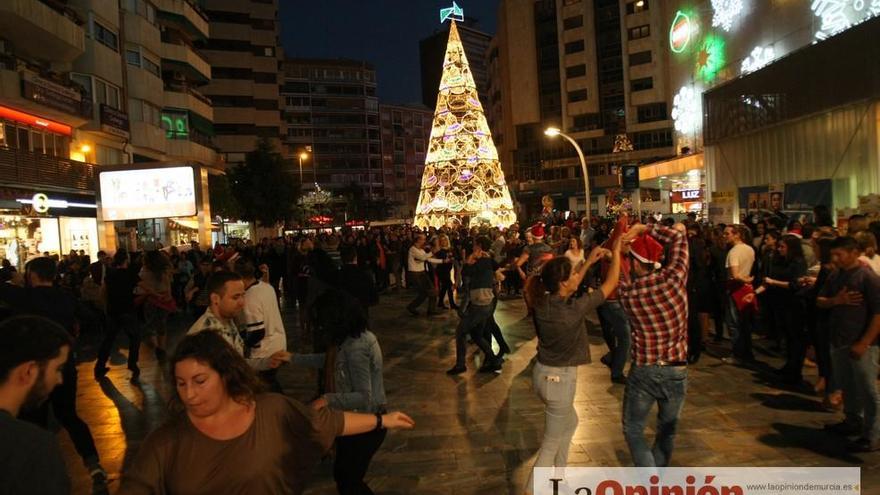 Salsa solidaria en la Avenida de la Libertad