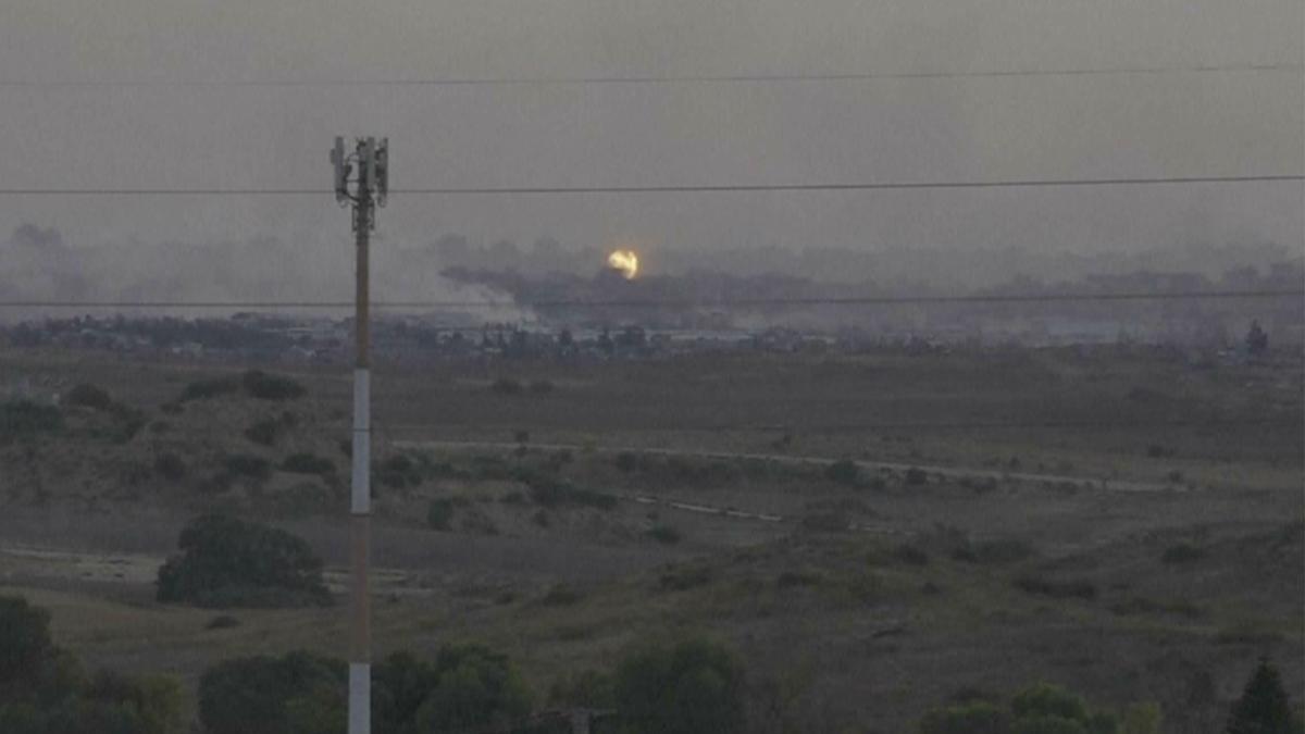 Una columna de humo sobre gGAza, tras un ataque de Israel.