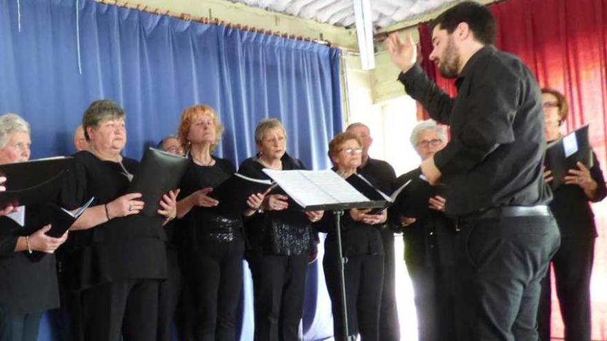 Actuación del Coro Errante de la Comarca de la Sidra.