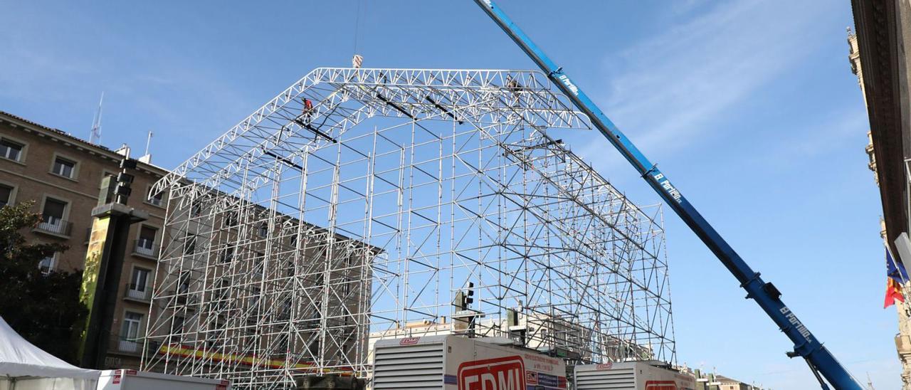 El desmontaje del escenario principal de la plaza del Pilar comenzó ya ayer por la mañana.