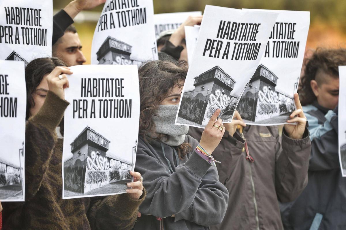 Carteles exigiendo "viviendas para todos".