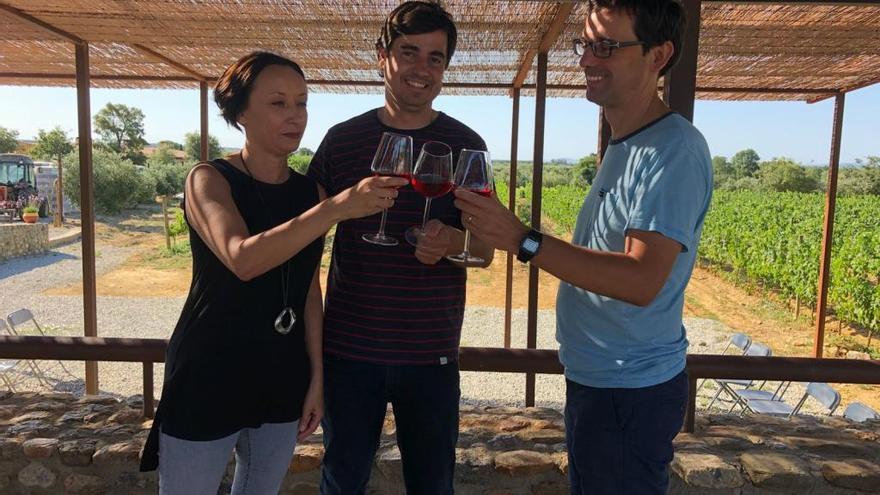 La presentació, amb una copa de vi.