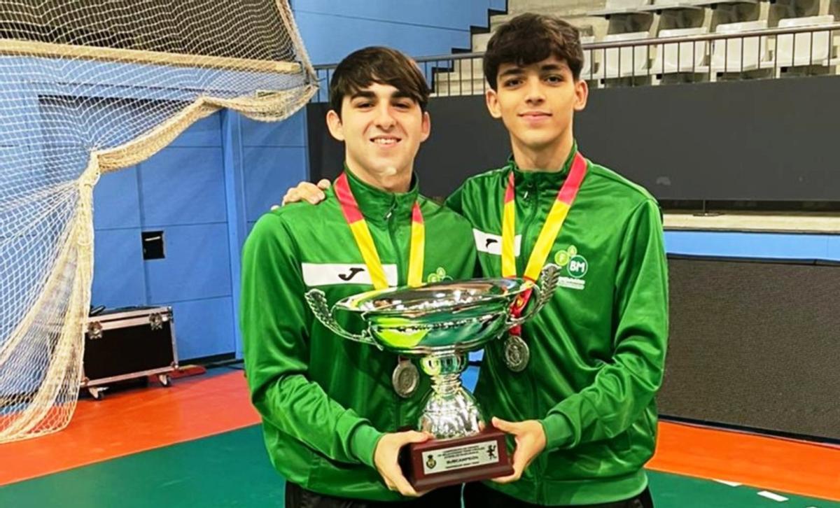 José Luis Castilla y Fernando José Alcántara, tras ganar la medalla de plata con la selección andaluza.