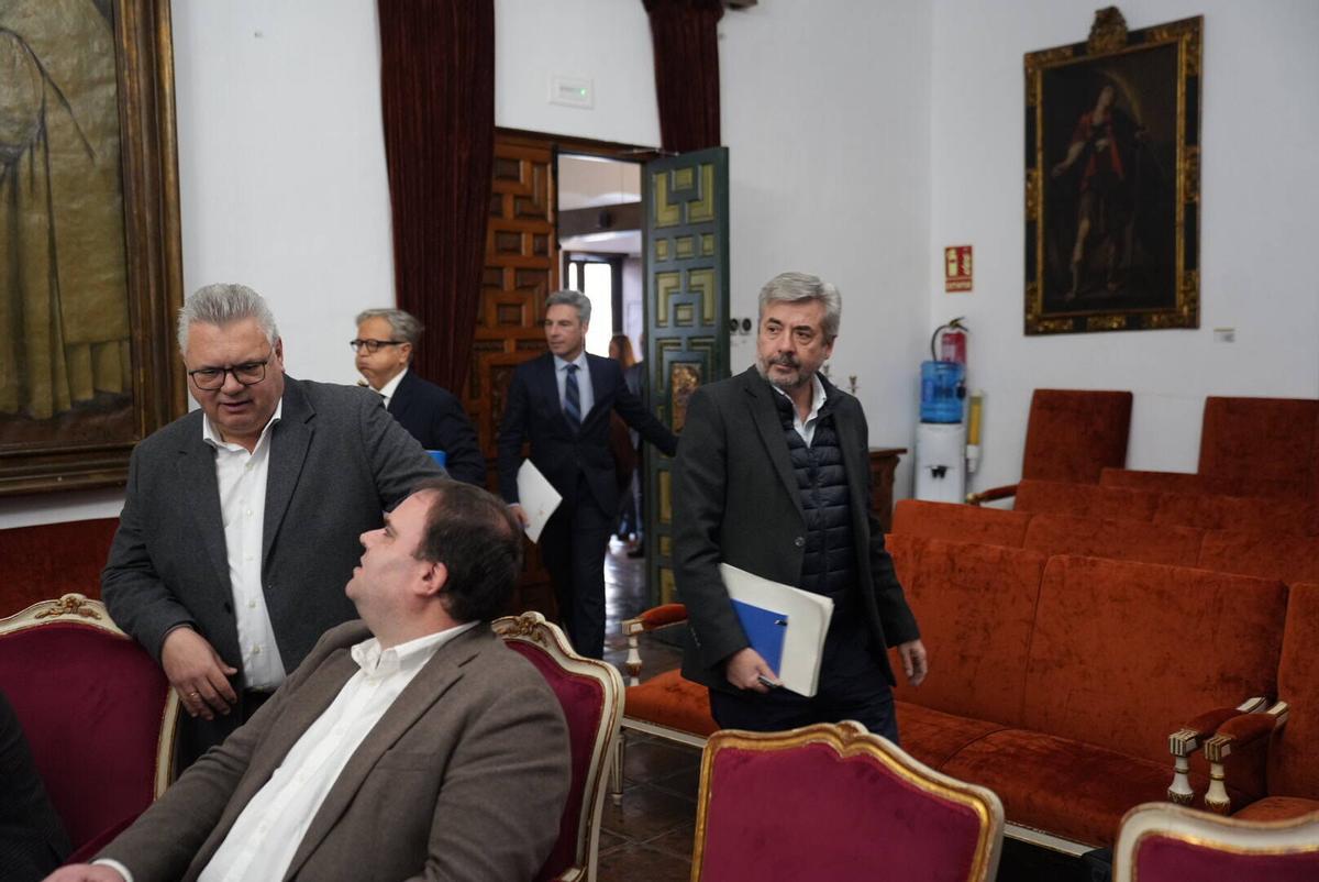 Diputados de PP y PSOE, momentos antes del inicio del pleno de este miércoles.