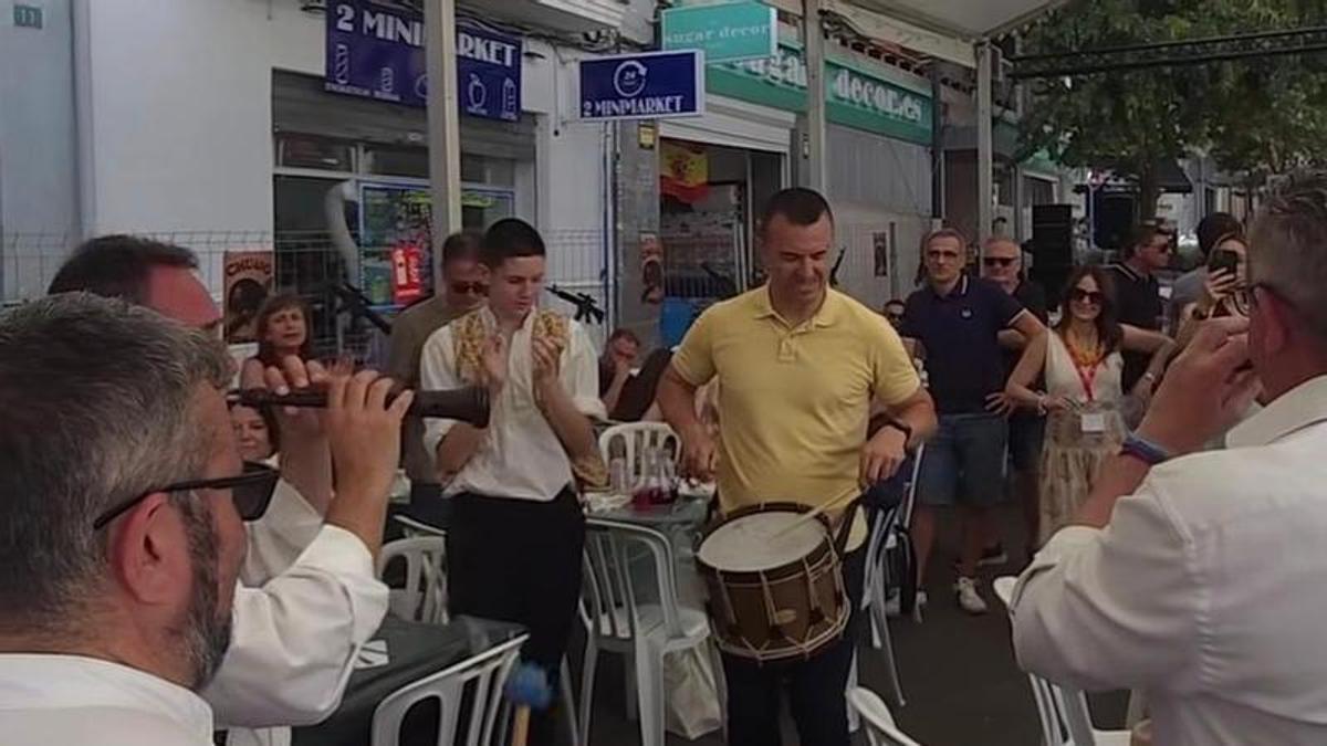 El presidente provincial del PP de Valencia, Vicent Mompó, al 'tabalet', acompaña a su homólogo de Alicante, Toni Pérez, con la 'dolçaina'