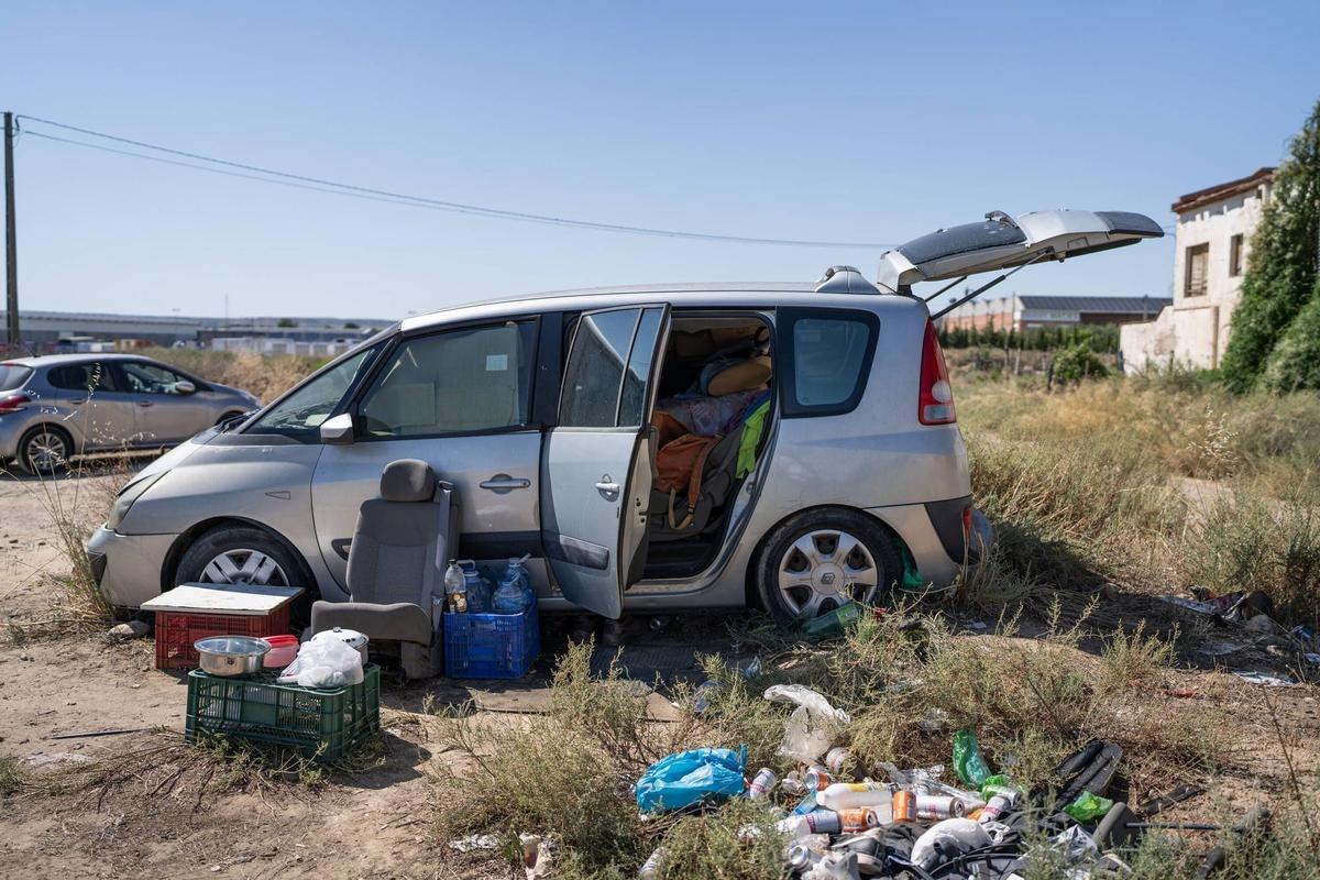 El Renault donde duerme Alberto Makangu, temporero cuyo jefe no ha ofrecido vivienda mientras recolecta la fruta en Lleida.