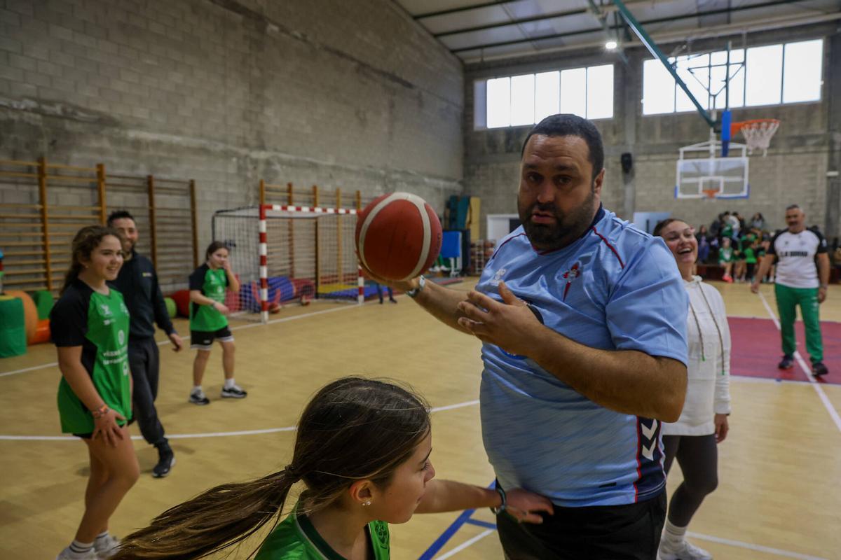 Un momento del duelo entre padres e hijos en el pabellón Torre-Illa