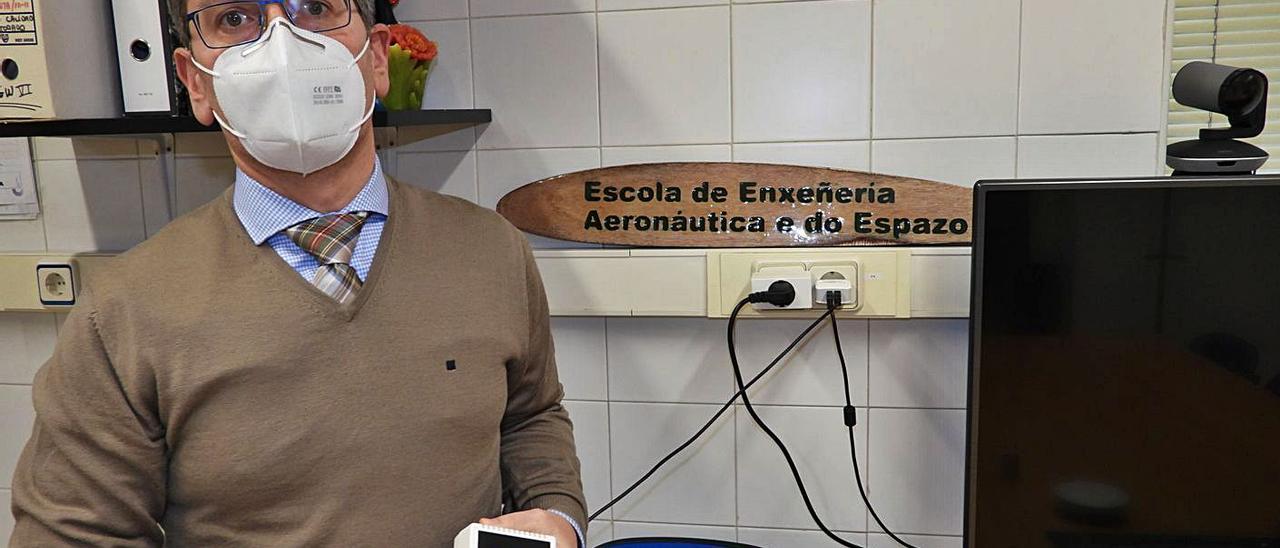 Humberto Michinel muestra uno de los sensores en el laboratorio de la escuela. |   // FERNANDO CASANOVA