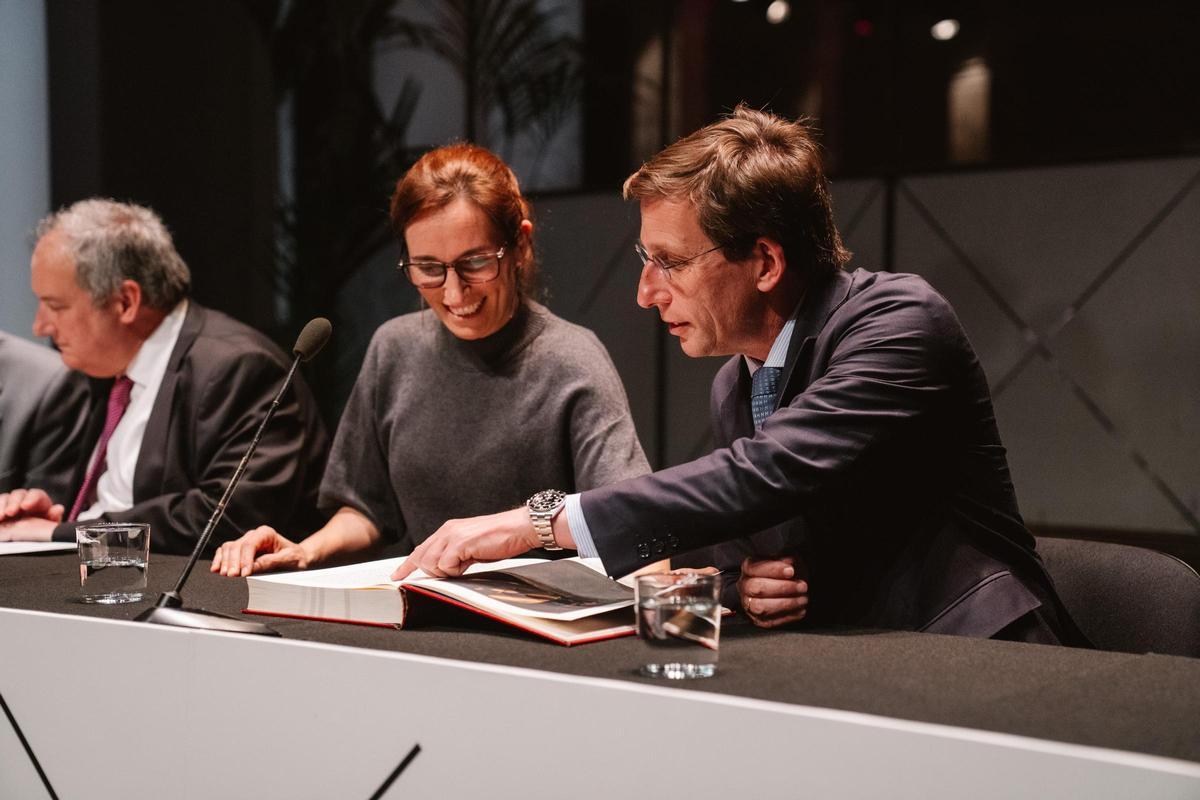 Mónica García y José Luis Martínez-Almeida al comienzo de la Lectura continuada del Quijote 2025, en el Circulo de Bellas Artes de Madrid.