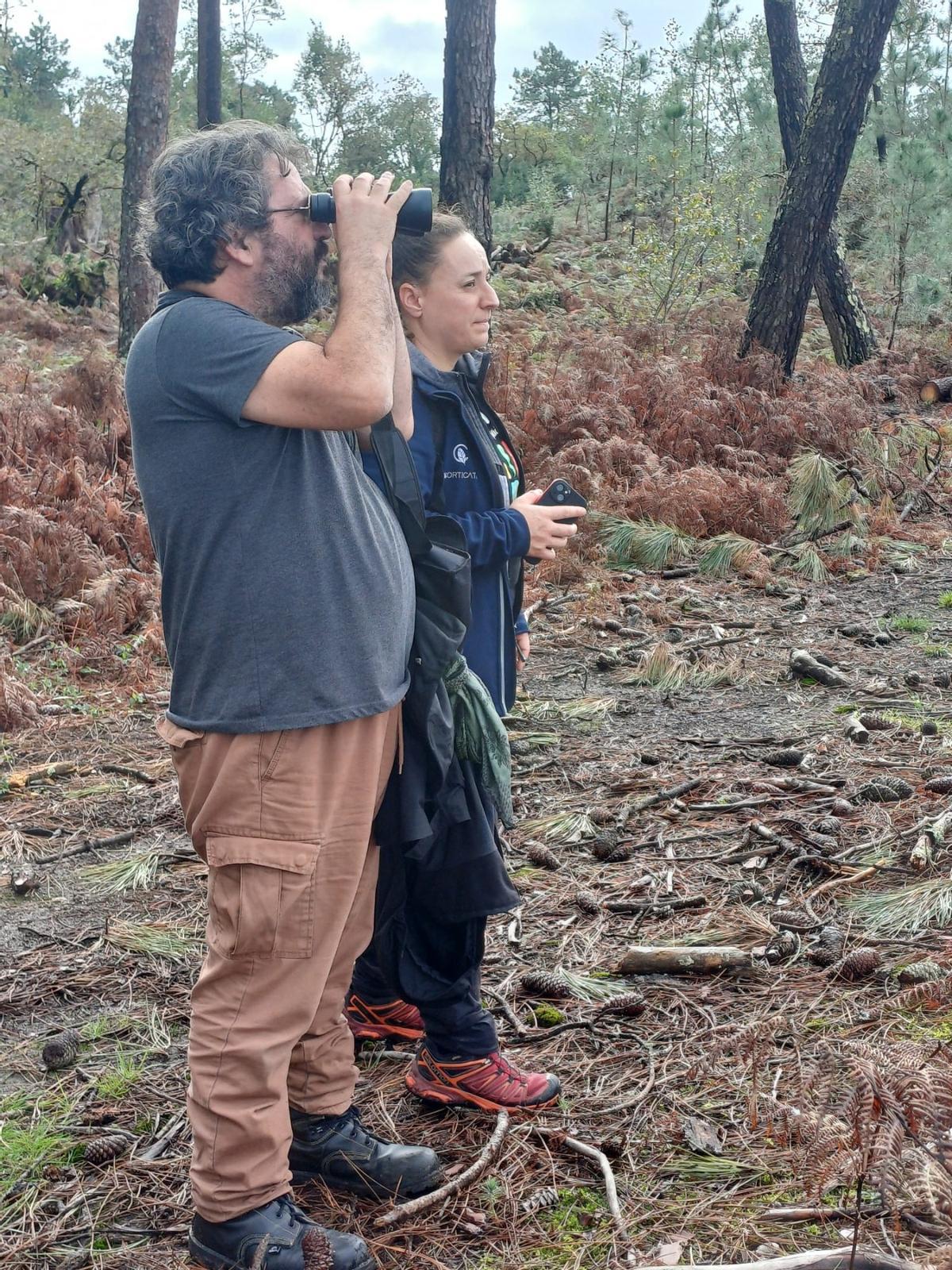Asistentes a la visita guiada a la isla de Cortegada para disfrutar de su flora y su fauna.