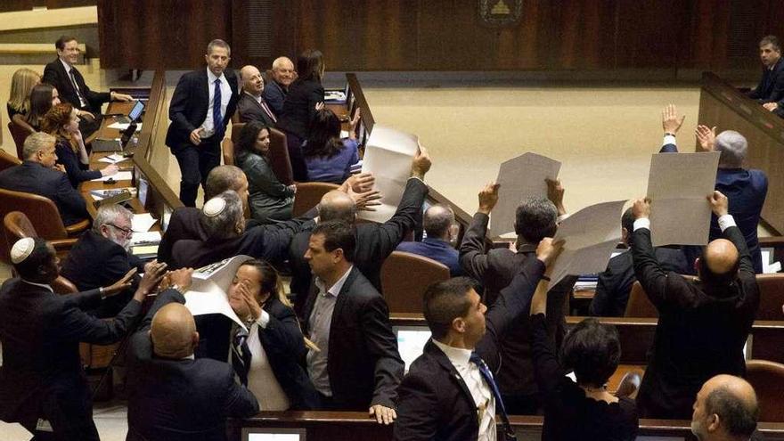 Diputados árabes en la Knesset protestan contra la presencia de Pence antes de ser expulsados.