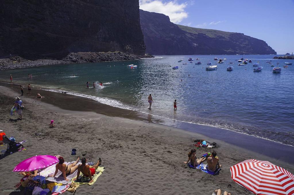 En la Playa de las Vueltas, puedes desconectar y relajarte en sus aguas tranquilas y agradable temperatura.