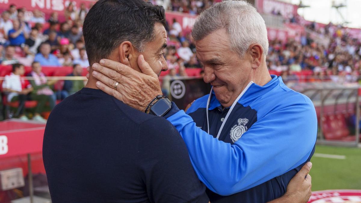 Javier Aguirre y Michel se saludan antes del Girona-Mallorca de la pasada temporada disputado en Montilivi.