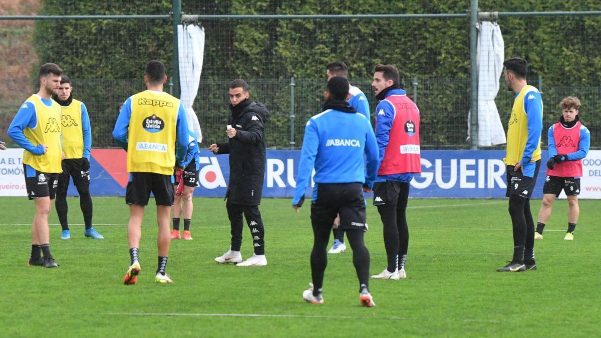 Borja Jiménez da instrucciones a los jugadores durante un entrenamiento. |  // VÍCTOR ECHAVE