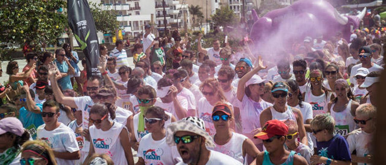 Inicio de la carrera de colores, ayer, en el parque Islas Canarias de Arrecife.