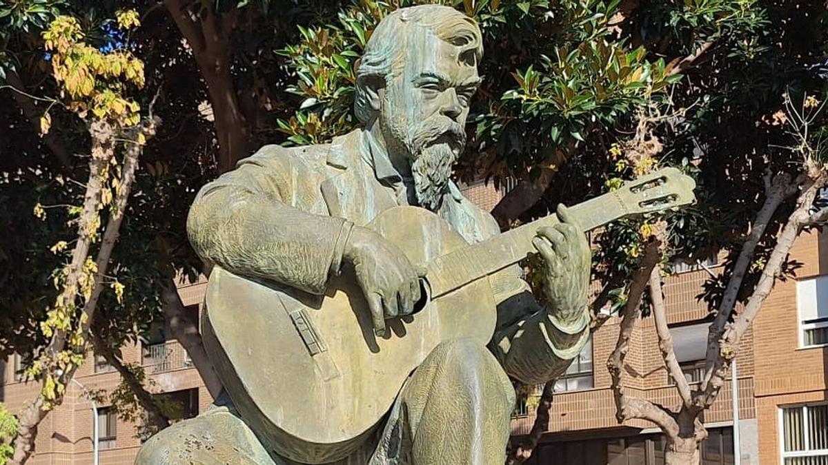 Imagen de la escultura dedicada a Francisco Tárrega, ubicada en la plaza de l'Alguer de su ciudad natal, Vila-real.
