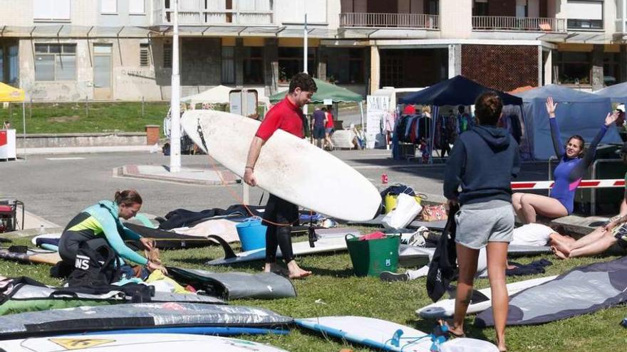 Participantes en el campeonato de surf celebrado ayer en Salinas.