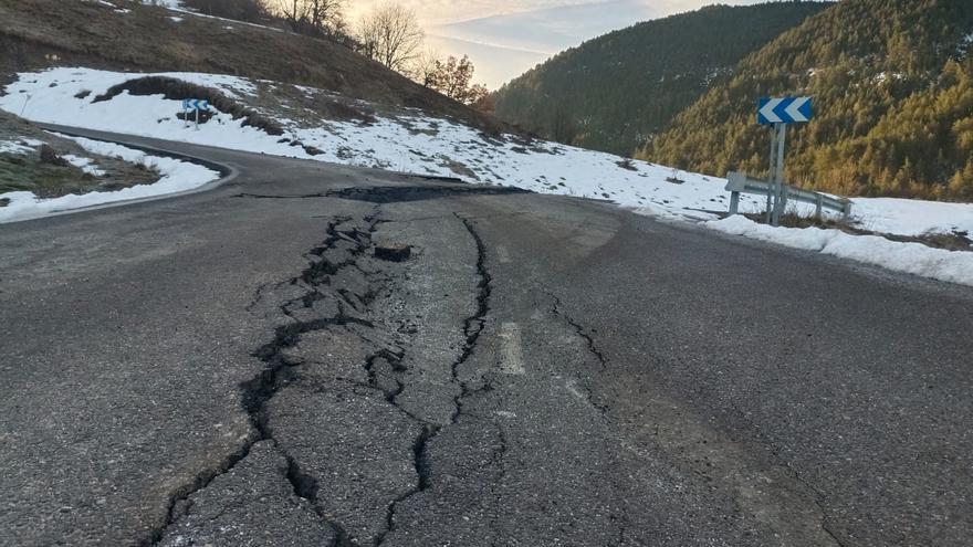 Estado de la carretera de acceso a Espés Bajo (Huesca) por el desplazamiento del firme debido a las lluvias y nevadas de las últimas semanas.