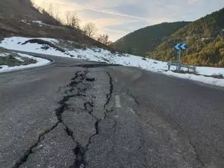 Cortado al tráfico el acceso a Espés Bajo (Huesca) por el desplazamiento del firme