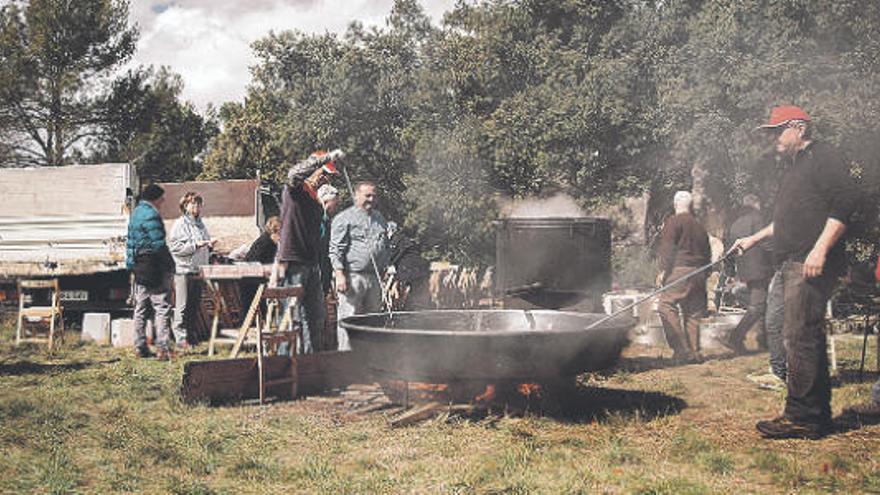 Preparació de la paella d&#039;arròs a Castelladral, l&#039;any passat