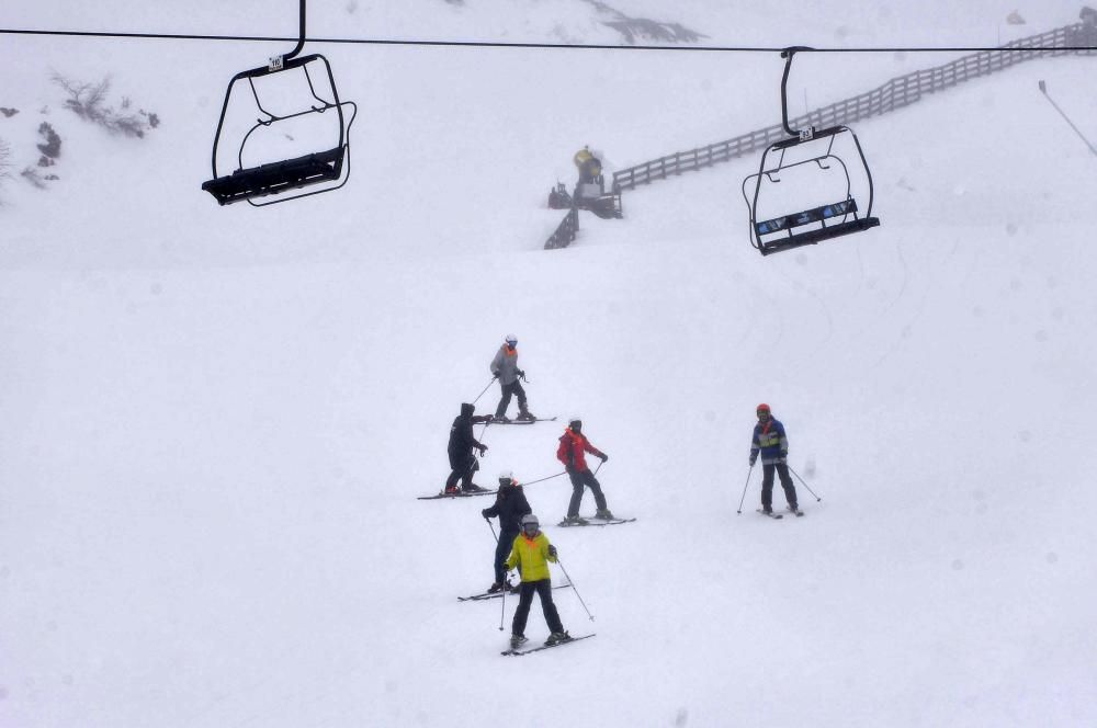 Ampliación de temporada de esquí en la pista de debutantes de Pajares