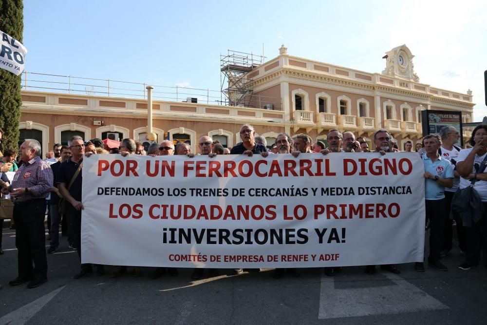 La manifestación para exigir una mejora en los Cercanías recorre Murcia
