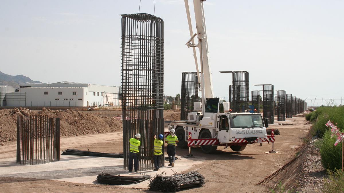 Tres obreros trabajando en uno de los pilares del viaducto por el que transitará el Ave a su paso por la pedanía de Tercia.