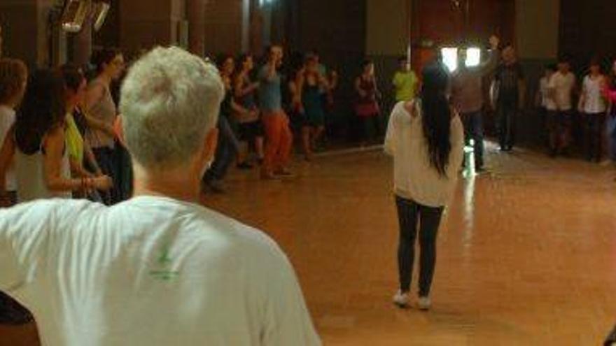 Participants en un taller de danses, ahir al matí, a l&#039;església de la Colònia Pons, a Puig-reig