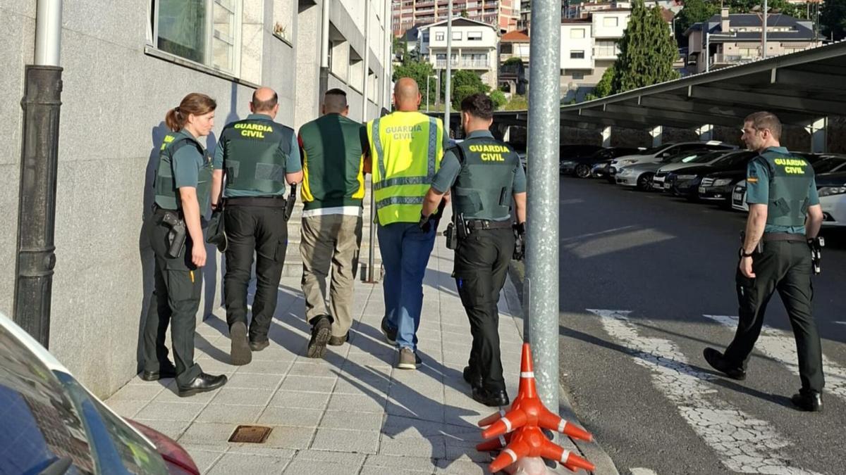 El hombre es conducido por los agentes de la Guardia Civil tras su detención.