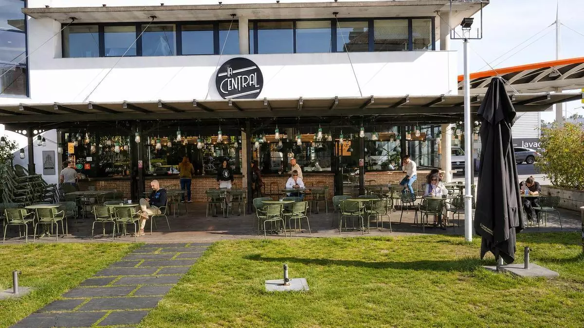 La terraza a 10 minutos de Santiago que pocos conocen: luces de verbena y más de 20 opciones de desayuno