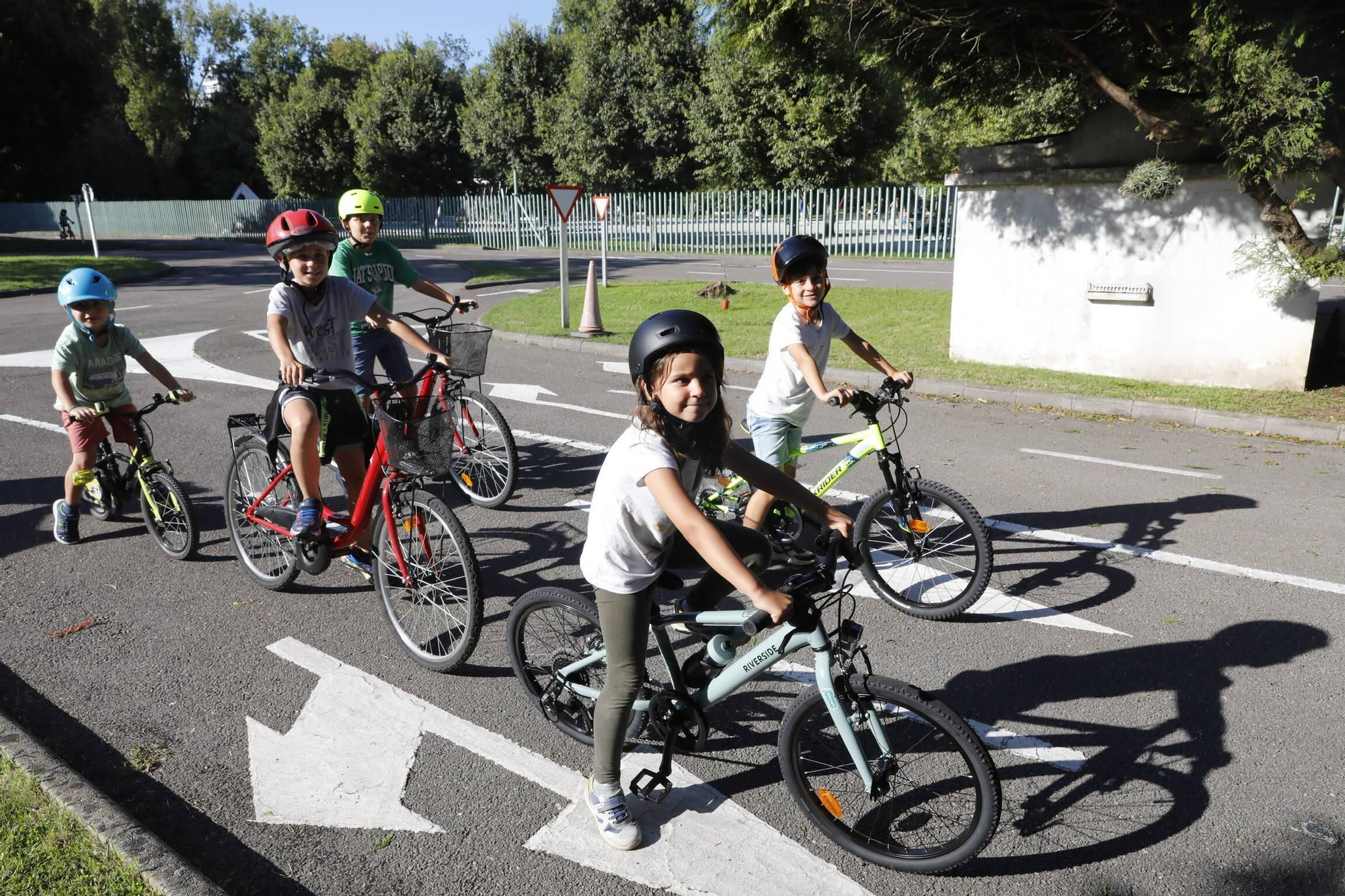 En imágenes: Los más pequeños aprenden educación vial en el Parque Infantil de Tráfico de Gijón