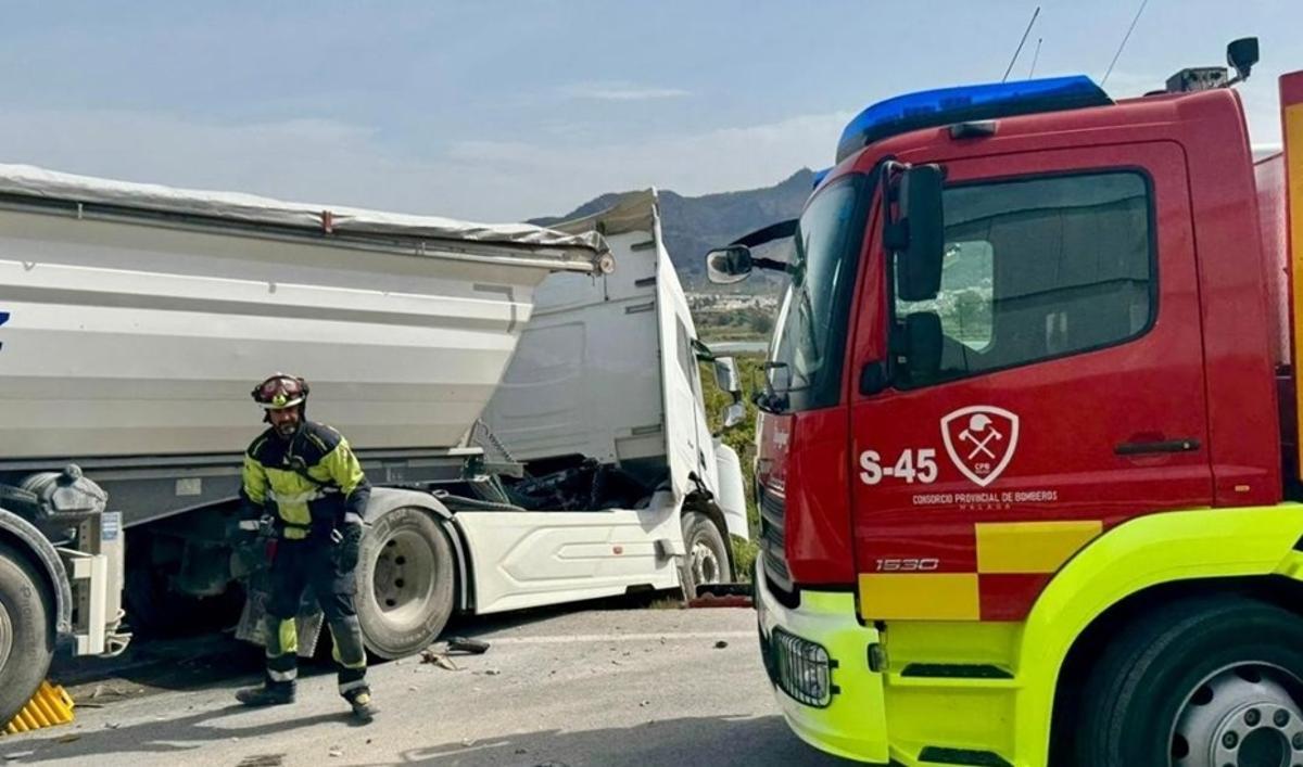 Un bombero trabaja en el lugar del accidente.