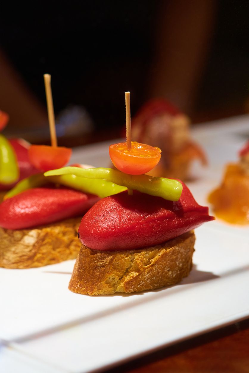 Pinxos típicos vascos en un plato