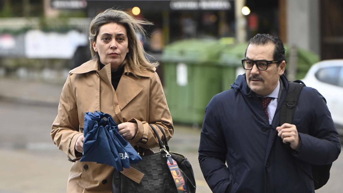 La concejala Patricia Rodríguez Calviño, con su abogado, llegando a la Ciudad de la Justicia de Vigo.