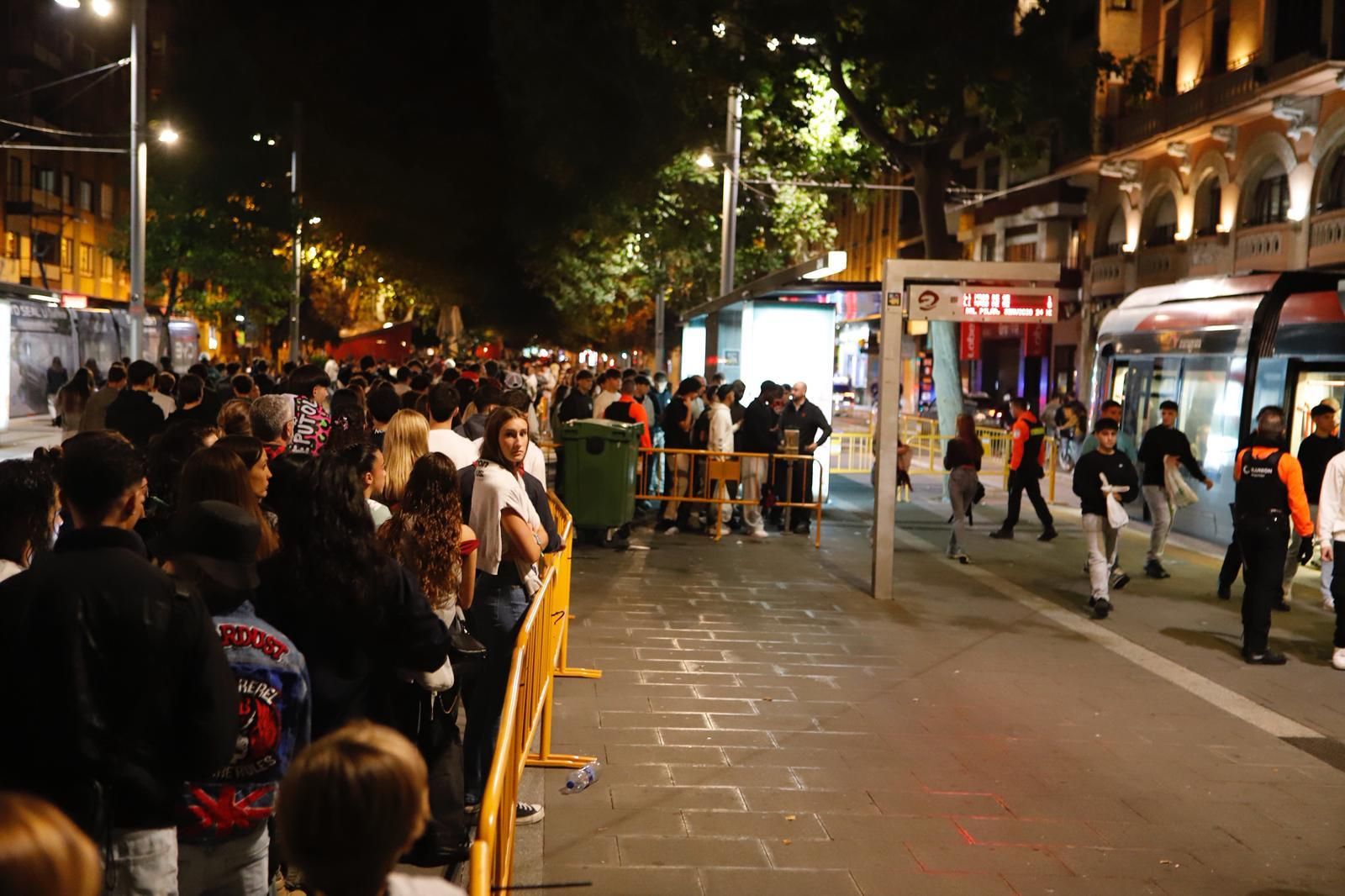 EN IMÁGENES | Largas filas en las paradas de tranvía en las primeras horas de huelga