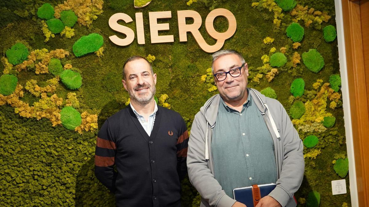 Por la izquierda, el alcalde Ángel García y el edil de aguas, Pergentino Martínez