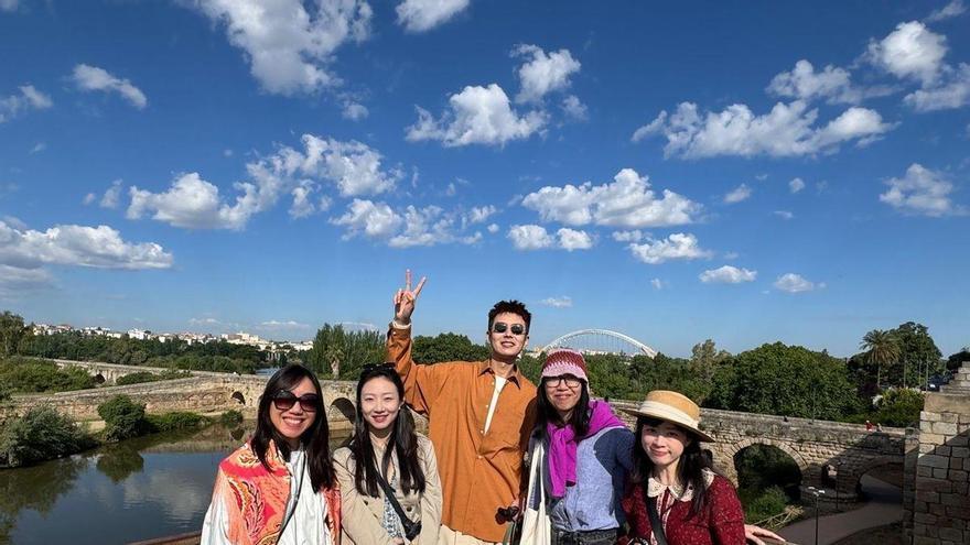 Influencers de China descubren Extremadura: visitan Monfragüe y el Jerte, degustan vinos y conocen municipios históricos