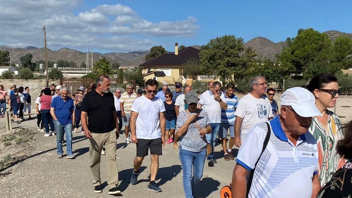 Centenares de personas se manifestaban en el cruce entre las obras del AVE y la rambla de La Torrecilla.