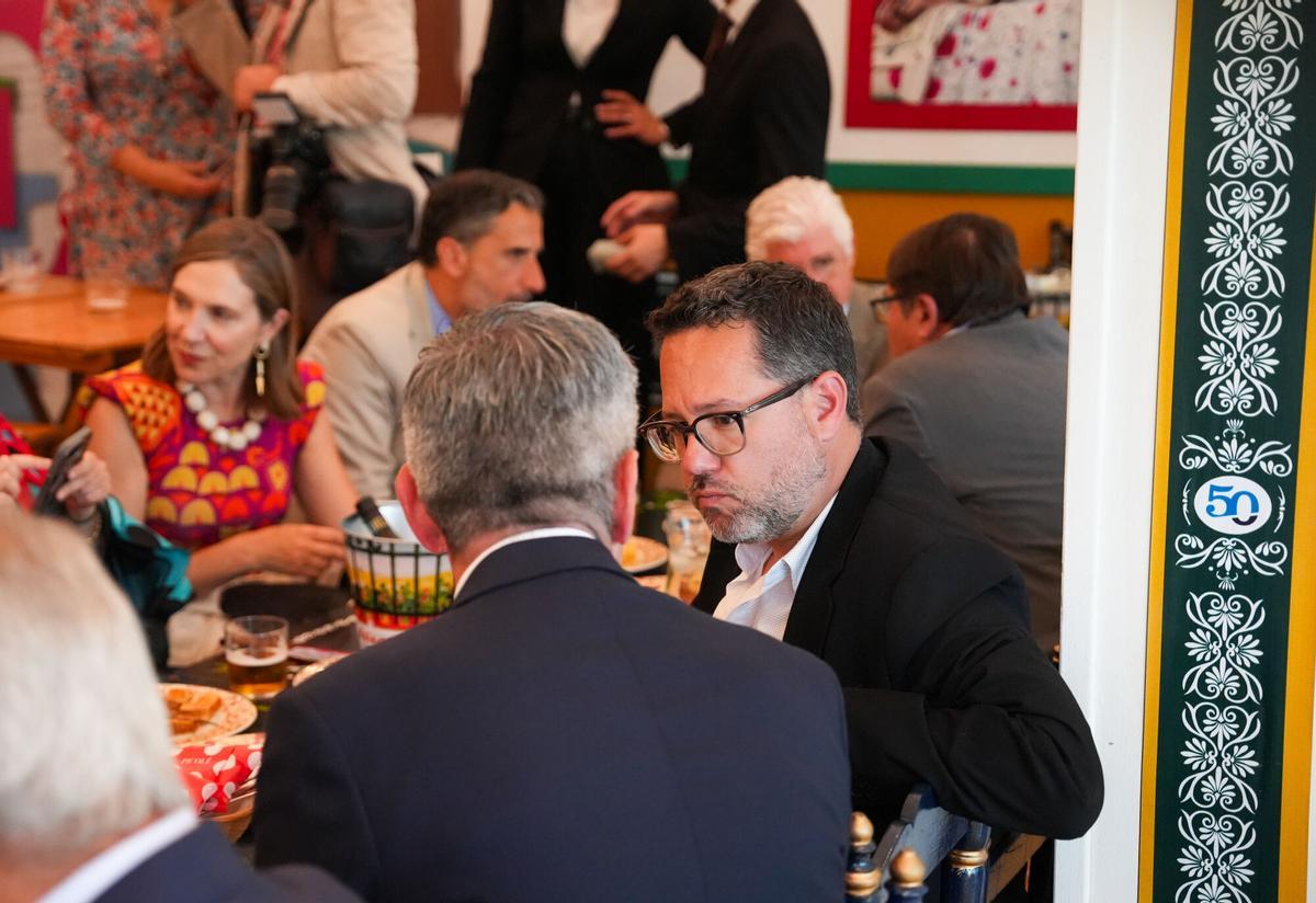 El candidato de Adelante Andalucía a la presidencia del Gobierno andaluz, José Ignacio García, en la caseta de la SER en la Feria de Abril.
