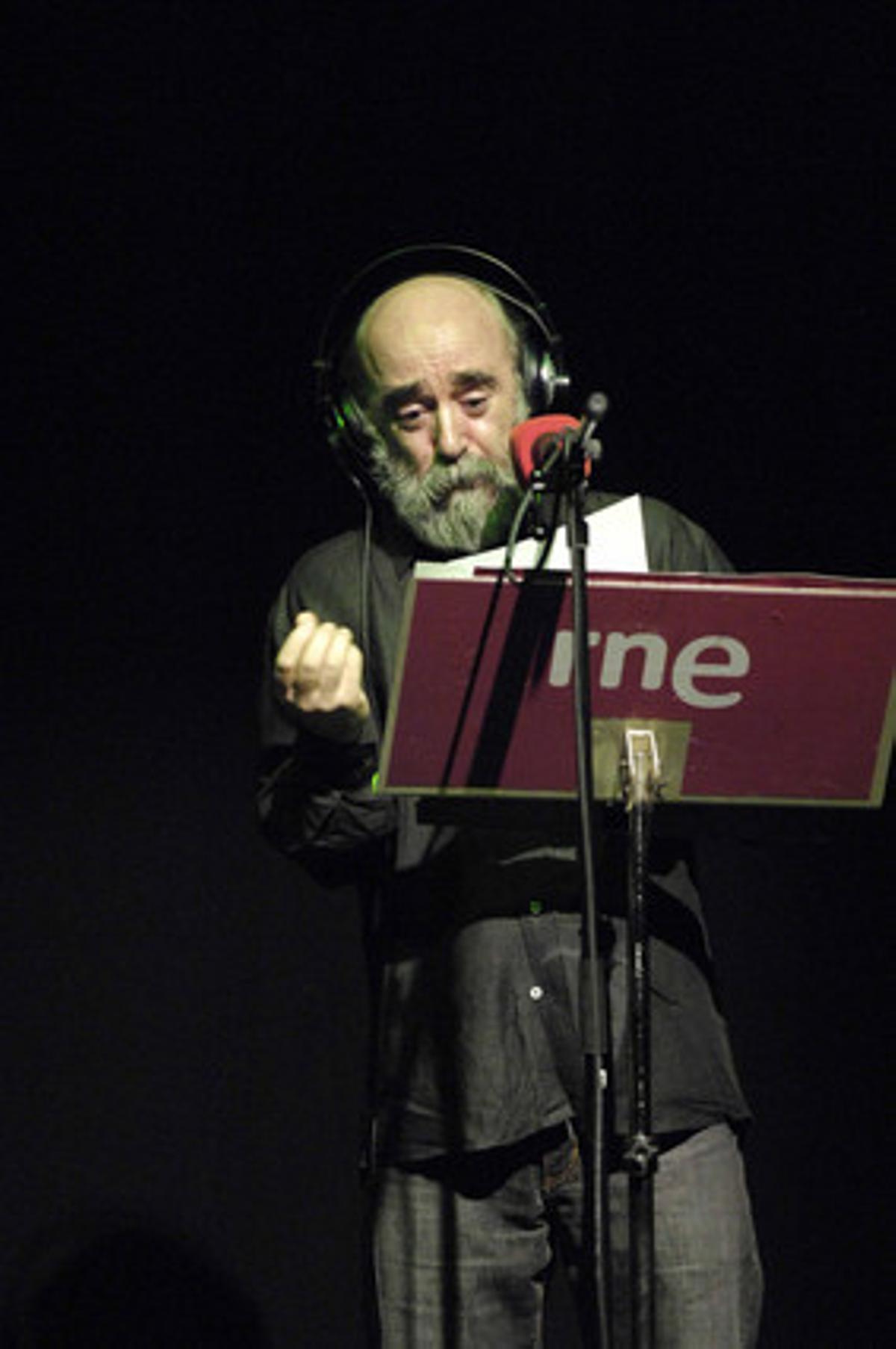 Álex Angulo, posa veu a una obra de teatre per a RNE. Álex Angulo, posa veu a una obra de teatre per a RNE.