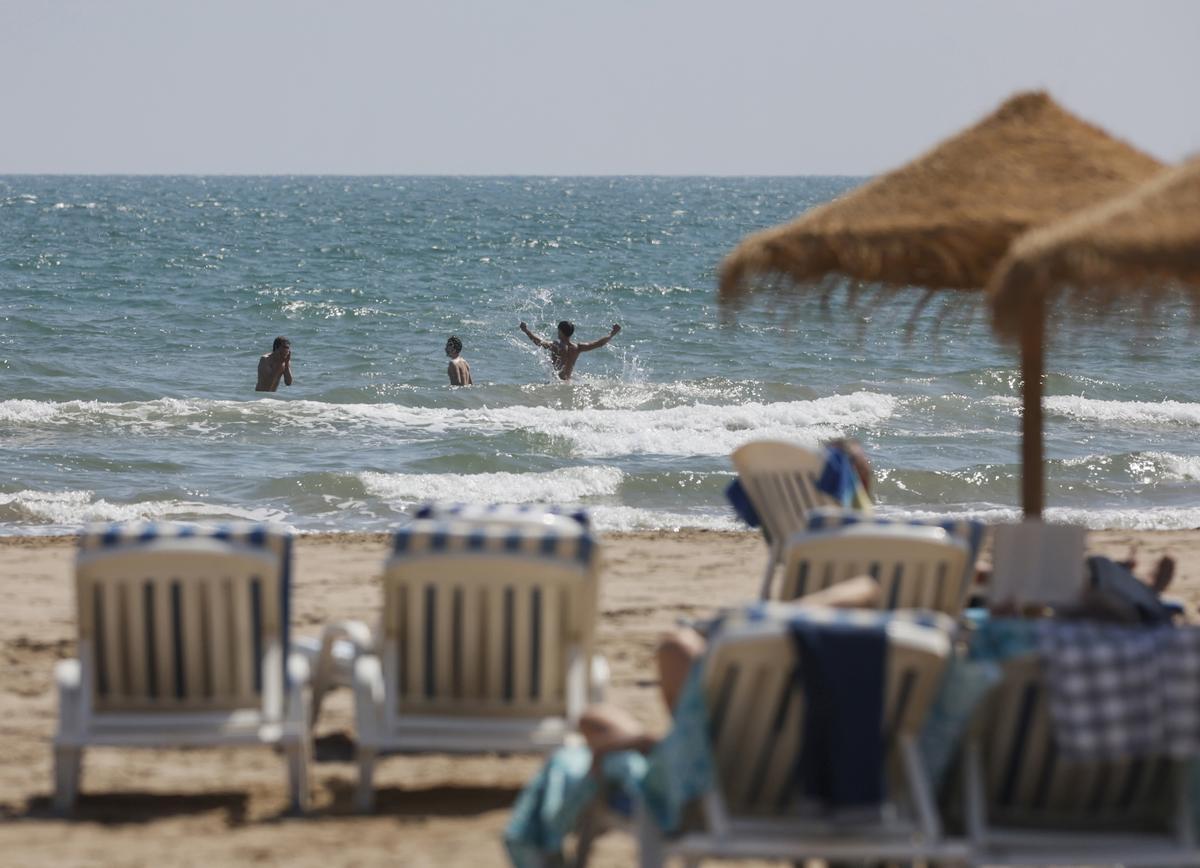 Archivo - Varias personas se bañan en la playa de la Malvarrosa, a 26 de abril de 2023, en Valencia, Comunidad Valenciana (España). Las temperaturas en la Comunitat Valenciana alcanzarán esta semana valores propios de verano, con máximas que podrían super