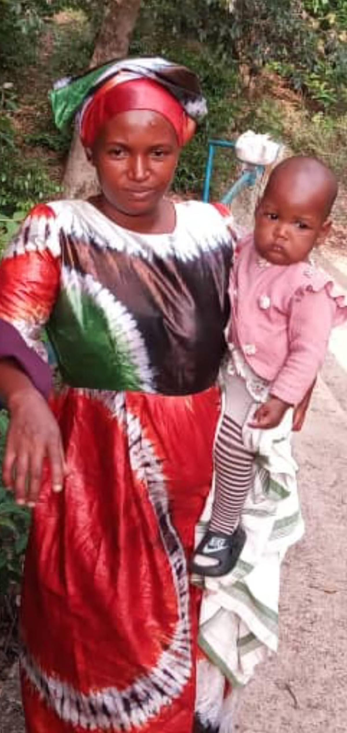 La madre con una de las pequeñas en sus brazos.