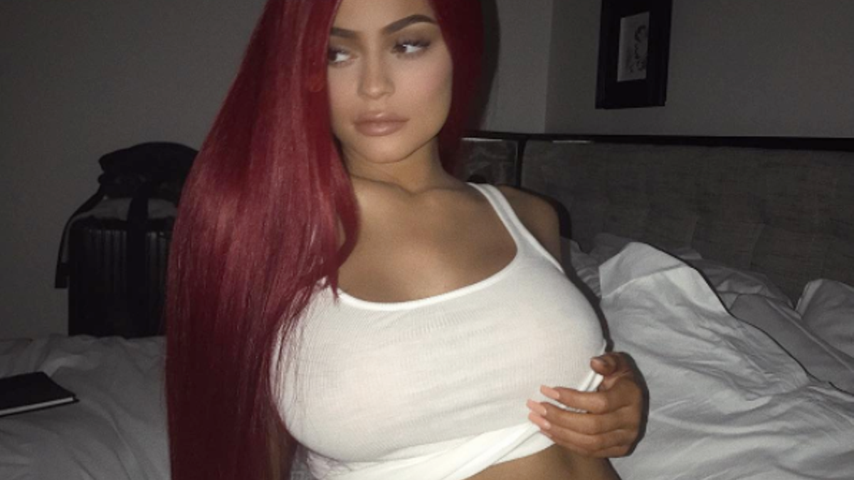 Kylie Jenner convierte hasta las camisetas en top