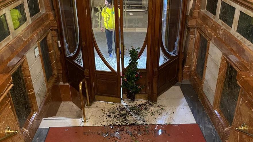 Estado de la entrada del Real Casino de Murcia tras el acto vandálico de este sábado.
