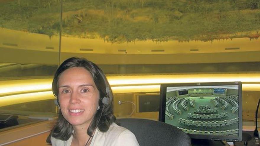 Mónica Varela, en una cabina de la Sala de los Derechos Humanos de la ONU, cuya cúpula es obra del artista español Miquel Barceló.