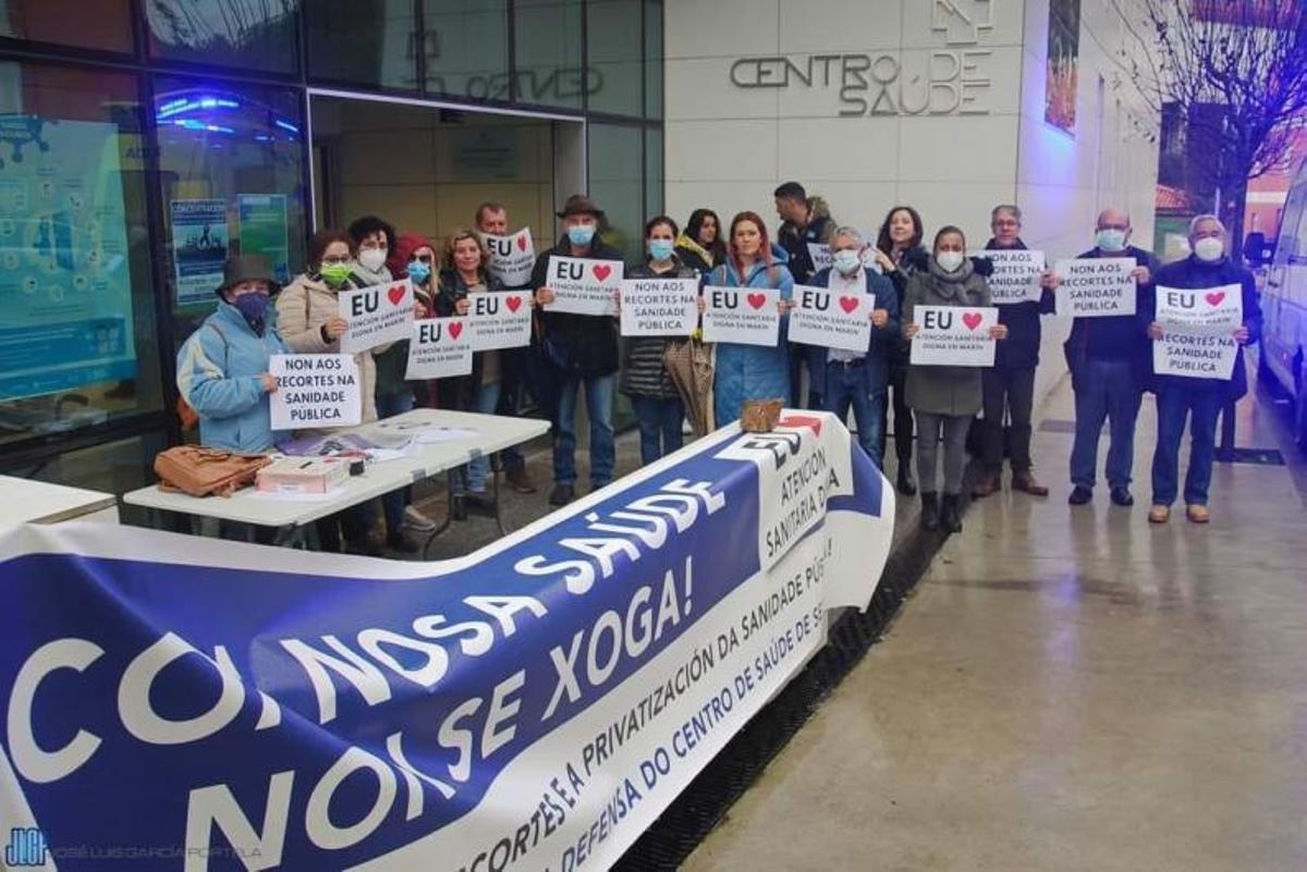 Concentración ante el centro de salud de Marín. |   // FDV